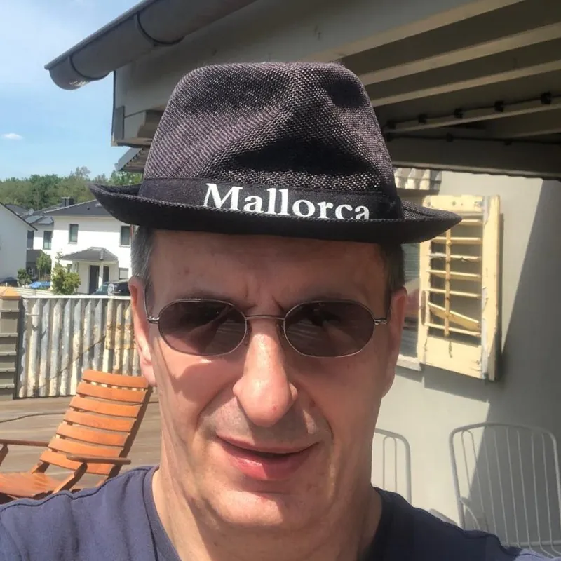 DJ HallyGally mit Mallorca-Hut