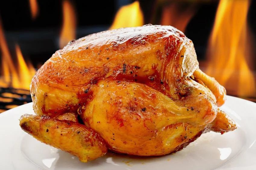 Oktoberfesthändl vom Drehgrill auf dem Teller